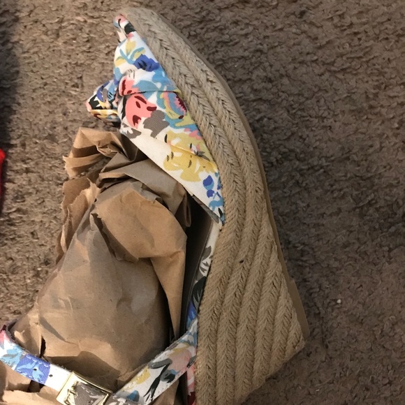 Brand new floral wedges 7.5 - Picture 3 of 5